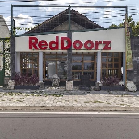 Reddoorz Plus @ Flory Hotel ジョグジャカルタ エクステリア 写真