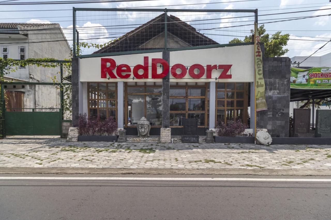 Reddoorz Plus @ Flory Hotel ジョグジャカルタ エクステリア 写真